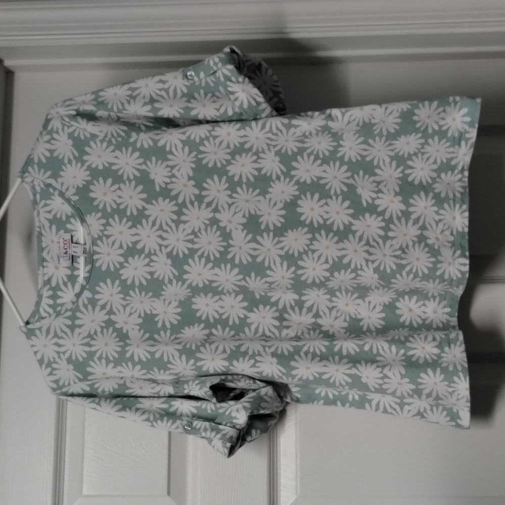 D & co. Denim+Company women green floral daisy shirt size M